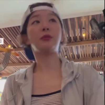 Seulgi eating