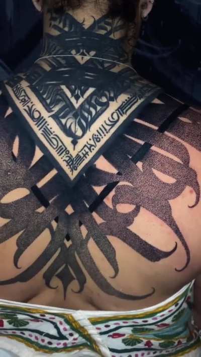 Black ornamental tattoo art by © Viviane Kaminski, Brazil.