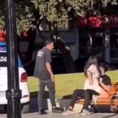 El móvil conocido como 'Tanito' advirtió una pareja hot en plena Plaza Italia e impuso su autoridad