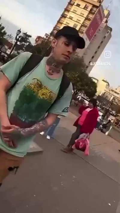 $10.000 si me dejas revisar tu celular (sale mal) JAJAJA