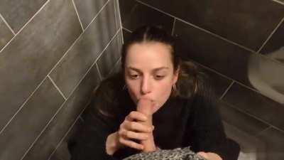 French amateur swallow cum in toilet