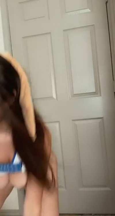 Lola Bunny flashes the entire crowd! 😳🏀🐰