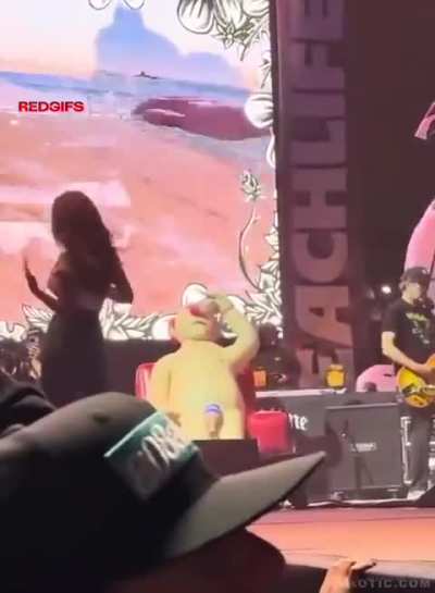 Hot girl exposes her tits in a live concert