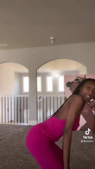 Kayla Nicole twerking