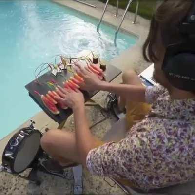 А не сыграть ли мне техно? Арбузы подойдут. И киви. Да.