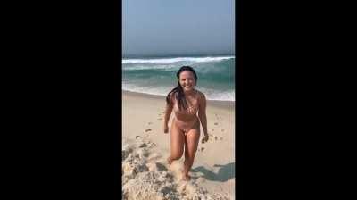 LARISSA MANOELA ESSA BUNDA E MUITO GOSTOSA - GRUPO NOS COMENTARIOS