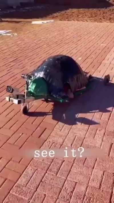 The previous cold-proof clothing can only go straight and not turn. So, I did another upgrade. The design is very human.