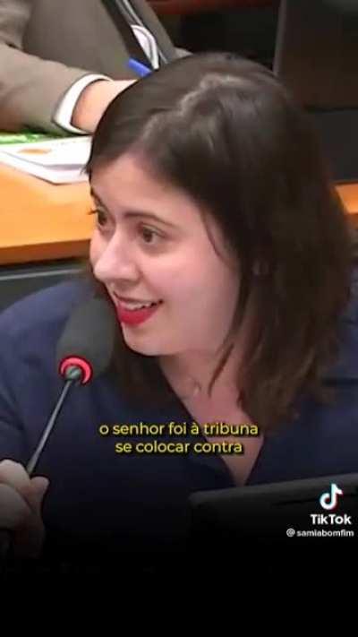 Concordo em número e grau com a Sâmia nesse ponto.