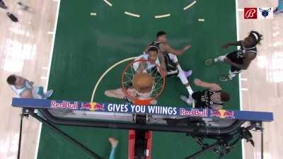 [Highlight] LaMelo gets bonked with no call