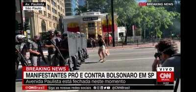 31/05 Av.paulista. A mulher mais corajosa do Brasil. não quero nem imaginar oq eles teriam feito se não houvessem câmeras.