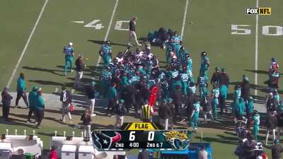 [Highlight] Trevor Lawrence takes a huge hit. Fight ensues. 