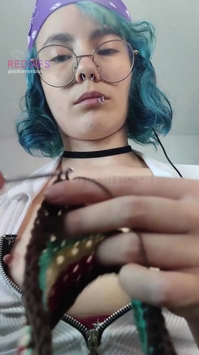 Working on a new top with yarns left over from previous projects... and playing a little bit with my nipple lol