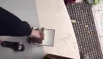 I wanted to clean my feet but couldn't find any toilet wipes... ❤❤