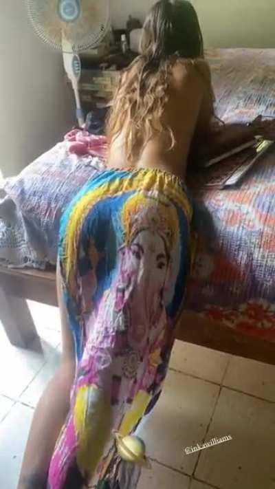 Reo filming Inka's butt