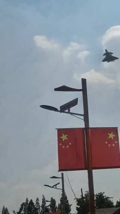 Yellow painted J-20 spotted today [video]