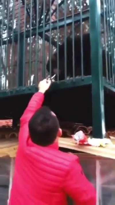 (HEARTWARMING) Albanian man handing a imprisoned Macedonian a cigarette 🇦🇱🤝🇲🇰