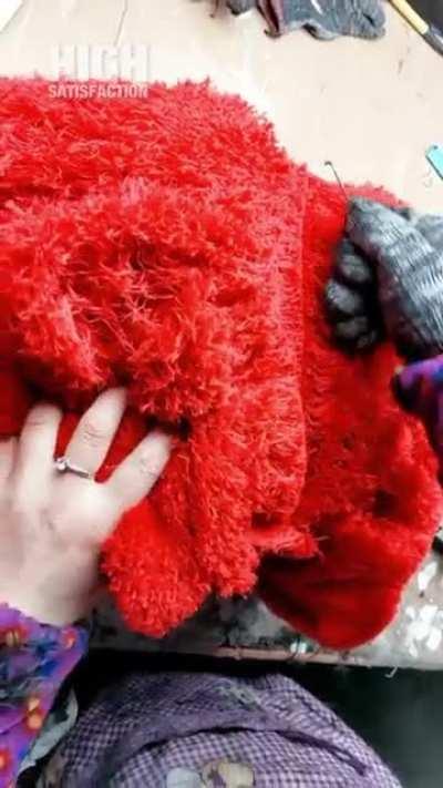 The most satisfying yarn cutting i’ve ever seen