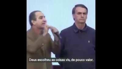Ele não sabia se o malafaia tava o elogiando ou zuando com a cara dele, na dúvida ele ficou alí
