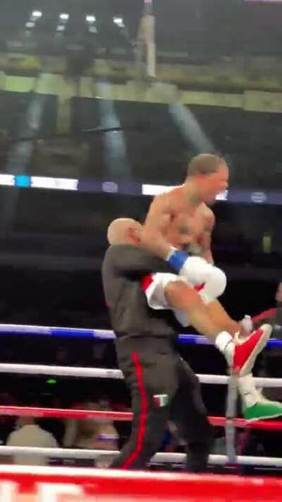 [spoiler] Gervonta Davis vs Leo Santa Cruz from ringside