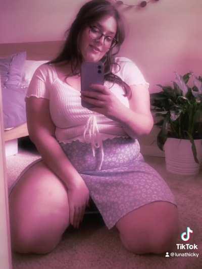 Skirts with thigh splits are the best 🥵