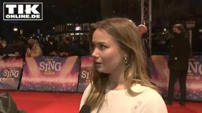 Von TIKonline - aber warum siezt diese alte Frau Julia?