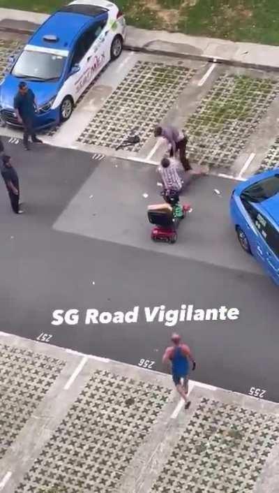 quarrel between taxi uncle & pma uncle resulted in a mini mma session