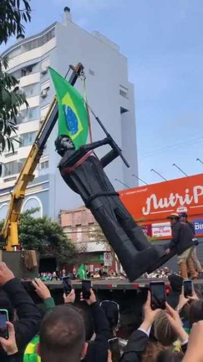 Estatua do Biro erguida no RS