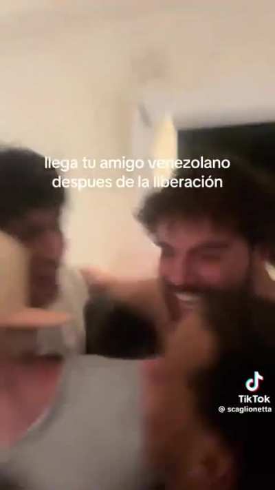 Piel de gallina: Así un grupo de amigos argentinos reciben a su amigo venezolano luego de la liberación