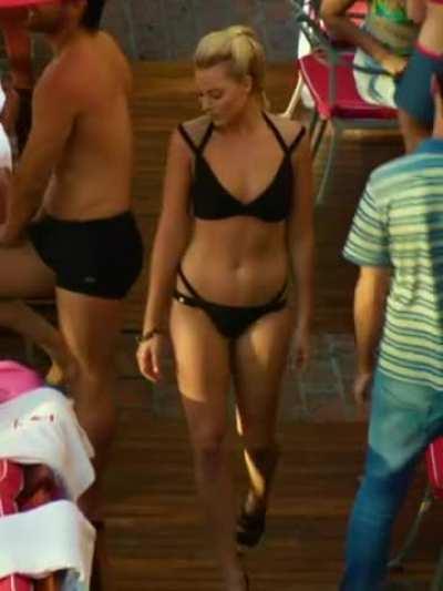 Margot Robbie looks damn hot in a bikini
