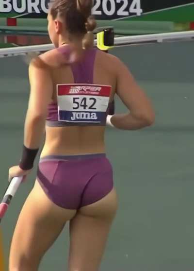 Clara Fernandez - Spanish Pole Vaulter