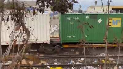 Trash from cargo thieves derails 17 Union Pacific cars in Los Angeles 01/17/2022
