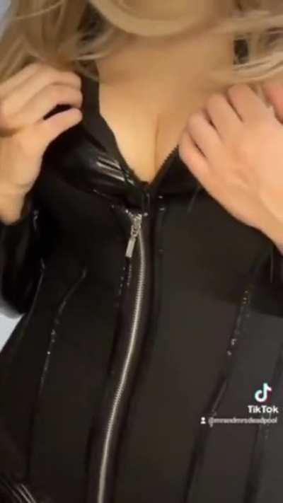 Here is my new suit, do youy like it? @mrandmrsdeadpool