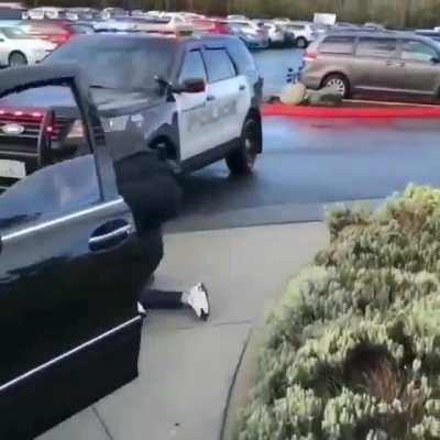 Washington Police officer taking a women down, putting her in a chokehold and telling her 