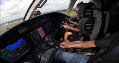 6-ти летняя девочка садит папину Цессну, а чего добился ты?