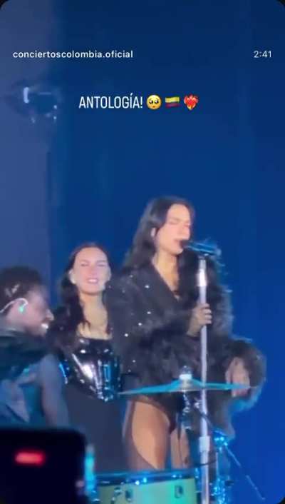Dua Lipa singing Antología in concert