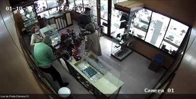 brasileiros assaltam ourivesaria em Loures. Velhotas não acharam piada à situação