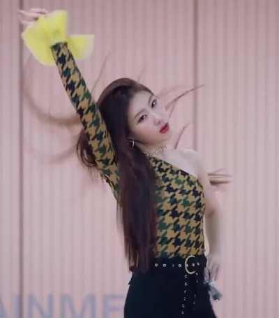 200910 Chaeryeong dancing to Yejis part