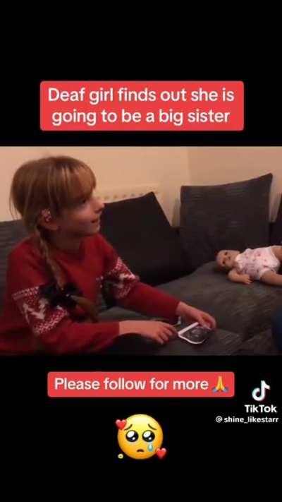 Deaf girl finds out she's gonna be a big sis