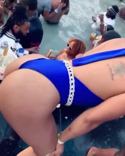 Famous singer Shenseea shaking it by the poolside