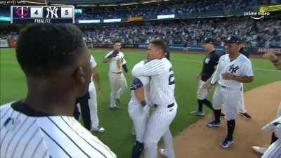 [Highlight] [Highlight] Waldo Cabrera breaks out of his 0-25 slump with a 12th-inning walk-off hit to beat the Twins