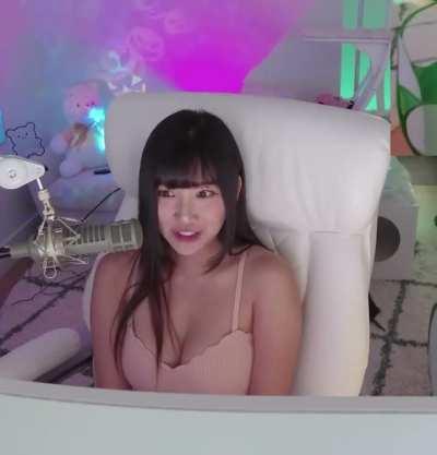 Oh, to be able to see Aria’s yearbook photo 🤣