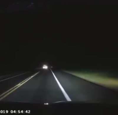 Um exemplo sobre a irresponsabilidade alheia em manter luzes de trânsito/sinalização mínimas em funcionamento. Sem informações sobre onde e quando esse acidente ocorreu, mas sem dúvidas de que o motorista que se acidentou provavelmente não sobreviveu.