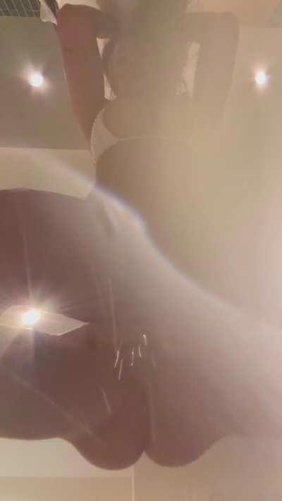 Squirting in the bathroom of day club