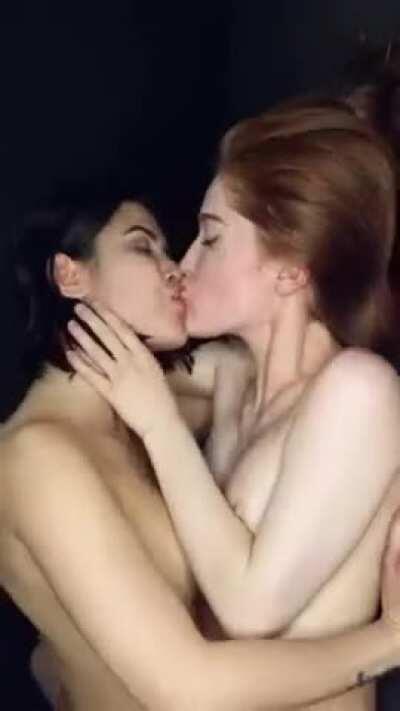 Look at the way they kiss. Sooooo beautiful 😍