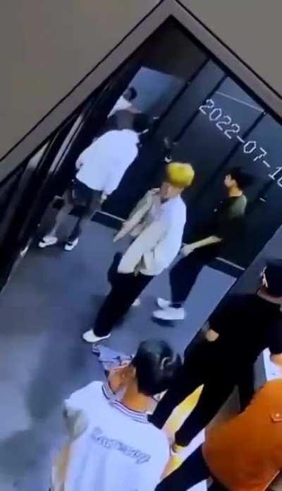 这什么情况 🥲