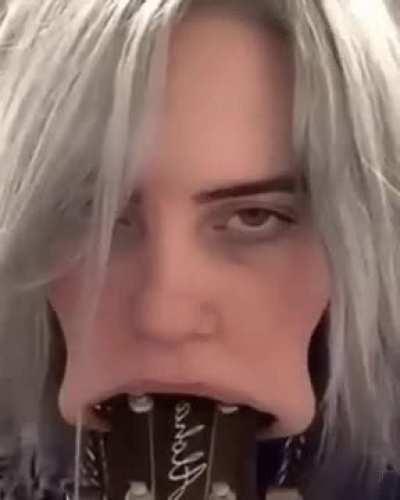 Billie Eilish tiene una gran boca