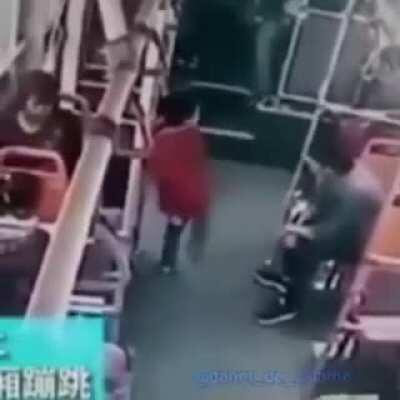 O cara tem demência, não tou brincando. Mas que golpe de WWE meu amigo😎👌.