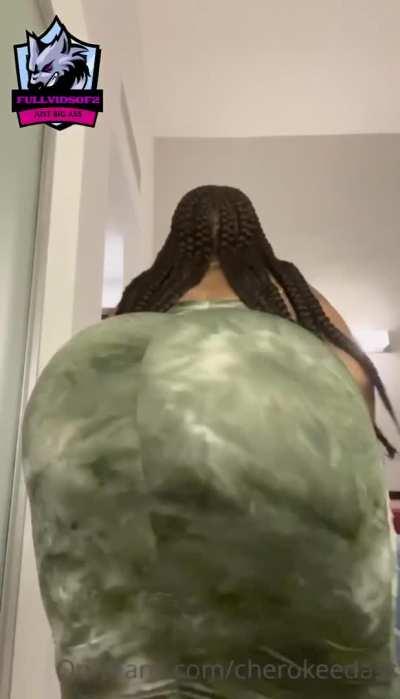 🍑👋🏽Yes sometimes she is dressed but her big ass is still there!👋🏽🍑