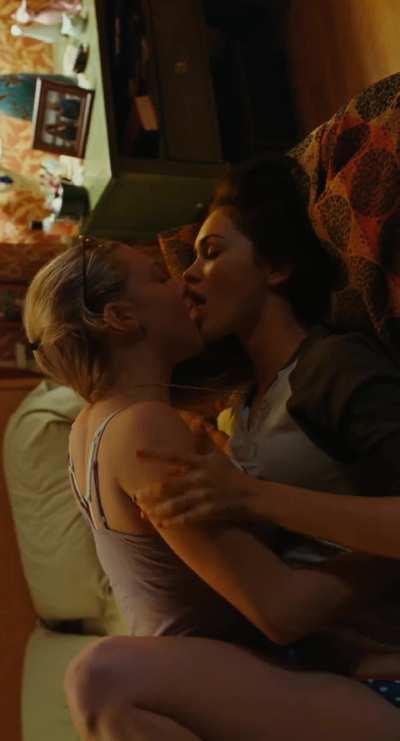 Megan Fox and Amanda seyfried kissing is extremely hot