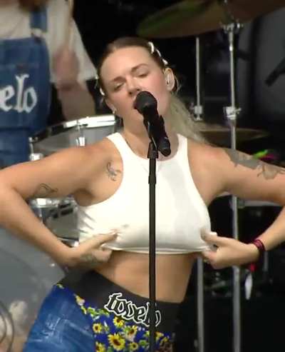 Tove Lo stage flash (looped)